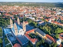 Luftaufnahme der Stadt mit grosser Kathedrale und umliegender Bebauung.
