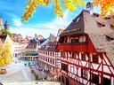 Historische Fachwerkhäuser in einer Altstadt im Herbst.