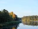 Fluss mit Bäumen im Hintergrund an einem klaren Tag.