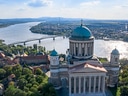 Luftaufnahme der Basilika von Esztergom neben der Donau.