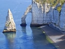 Kalksteinfelsen von Étretat an der Küste.