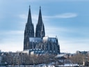Grosse Kathedrale mit zwei Türmen und schneebedecktem Dach.