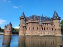 Historisches Schloss mit Türmen und Wassergraben.