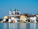 Stadtansicht von Passau mit Donau im Vordergrund.