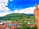 Blick über Heidelberg mit Schloss und Neckar.