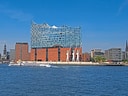 Elbphilharmonie in Hamburg mit Schiff auf der Elbe.