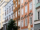 Bunte historische Gebäude in einer Stadtstrasse.