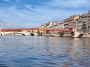 Brücke über Fluss in Stadt mit Altbauten.