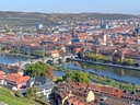 Stadtansicht von Würzburg mit Fluss und Brücke.