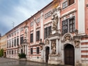 Barockgebäude mit Statuen und verzierten Fassaden.