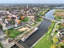Luftaufnahme einer Stadt mit Fluss und Brücke.