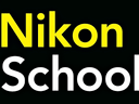 Nikon School-Logo auf schwarzem Hintergrund.