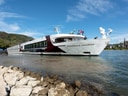 Flusskreuzfahrtschiff Excellence Countess am Ufer.