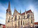 Gotische Kathedrale unter blauem Himmel.