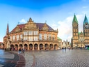 Historisches Gebäude und Türme am Marktplatz.