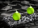 Zwei grüne Desserts auf schwarzer Texturplatte.