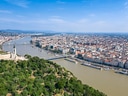 Luftaufnahme einer Stadt mit Fluss und Brücke.