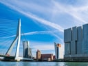 Moderne Stadt mit Brücke und Wolkenkratzern an einem Fluss.