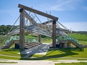Modernes Holzgebäude im Freien mit Glasgeländern.