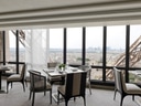 Restaurant mit Blick auf die Stadt und den Eiffelturm.