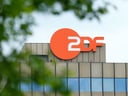 Gebäude mit ZDF-Logo und Bäumen im Vordergrund.