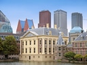 Historisches Gebäude und moderne Wolkenkratzer am Wasser in Den Haag.