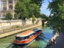 Boot auf der Seine mit Kathedrale im Hintergrund.