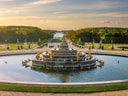 Grosser Brunnen im Schlossgarten bei Sonnenuntergang.