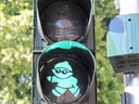 Grüne Ampel mit laufender Figur.