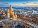 Fischerbastei in Budapest mit Blick auf die Donau und Stadt.