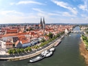 Stadtansicht von Regensburg mit Dom und Donau.