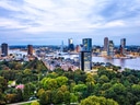 Panoramablick auf Rotterdam mit Fluss und modernen Gebäuden.