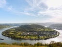 Panorama der Rheinschleife bei Boppard mit Fluss und Hügeln.