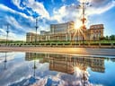 Historisches Gebäude bei Sonnenuntergang mit Spiegelung im Wasser.