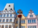 Historische Gebäude mit blauem Himmel im Hintergrund.