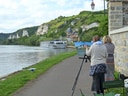Frauen malen Landschaft am Flussufer mit Boot.