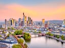Frankfurter Skyline bei Sonnenuntergang mit Main.