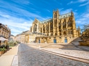 Historische Kathedrale mit blauem Himmel im Hintergrund.