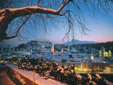 Winterliche Stadtansicht mit Burg und Abendhimmel.