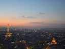 Nächtliche Stadtansicht von Paris mit Eiffelturm.