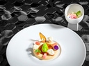 Gourmet-Vorspeise auf weissem Teller, kunstvoll angerichtet.