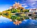 Barockes Kloster auf Hügel, Spiegelung im Fluss.