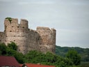 Ruine einer mittelalterlichen Burg auf einem Hügel.