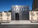 Moderne Fassade mit geometrischem Muster und reflektierendem Glanz.