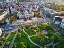 Luftaufnahme von Belgrad mit Park und Gebäuden.