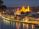 Abendblick auf Passau mit beleuchteter Kathedrale und Fluss.