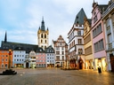 Historischer Marktplatz mit Fachwerkhäusern und Kirche.