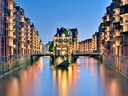 Beleuchtete Speicherstadt in Hamburg bei Dämmerung.
