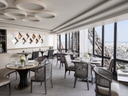 Elegantes Restaurant mit Panoramafenstern und Stadtblick.