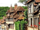 Malerische Strasse in einem Dorf mit Fachwerkhäusern.